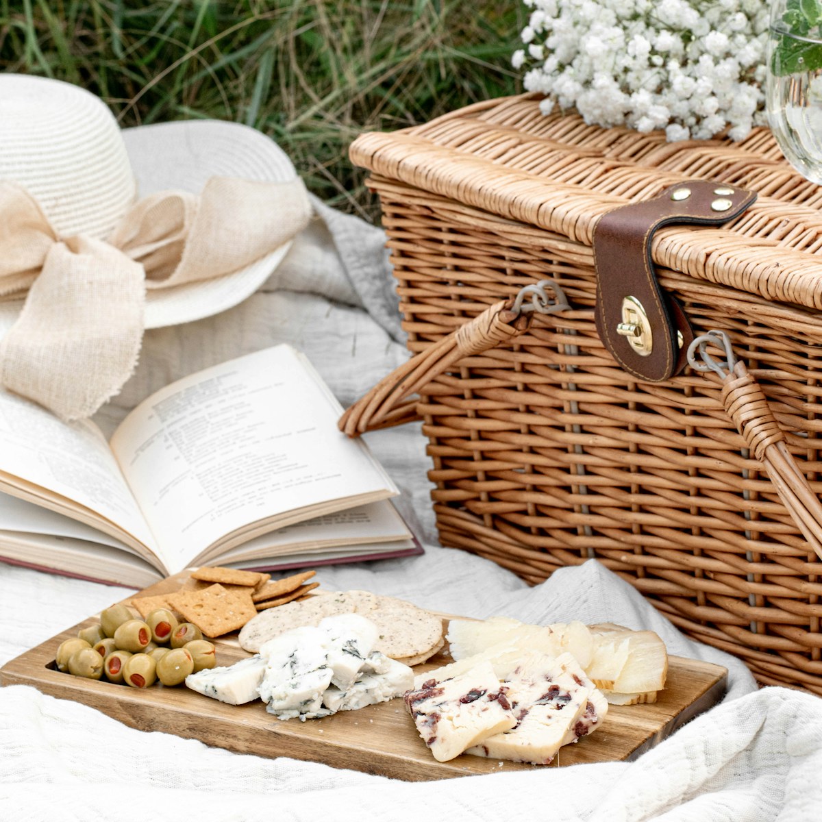 Classic lidded wicker picnic hamper with leather strap